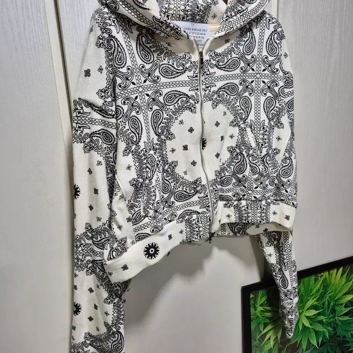 [BUNJANG] Stylenanda Paisley Crop Hoodie Zip-Up / (타임세일)(새상품)스타일난다 페이즐리 크롭 후드집업