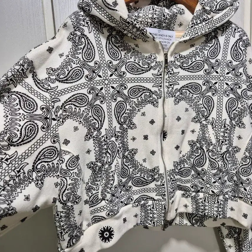 [BUNJANG] Stylenanda Paisley Crop Hoodie Zip-Up / (타임세일)(새상품)스타일난다 페이즐리 크롭 후드집업