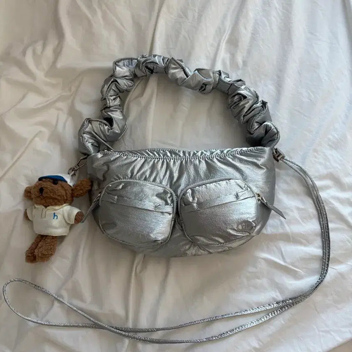[BUNJANG] Hazzys Silver Shirring Shoulder Bag / 헤지스 실버 셔링 숄더백 s