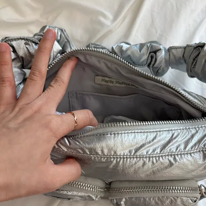 [BUNJANG] Hazzys Silver Shirring Shoulder Bag / 헤지스 실버 셔링 숄더백 s