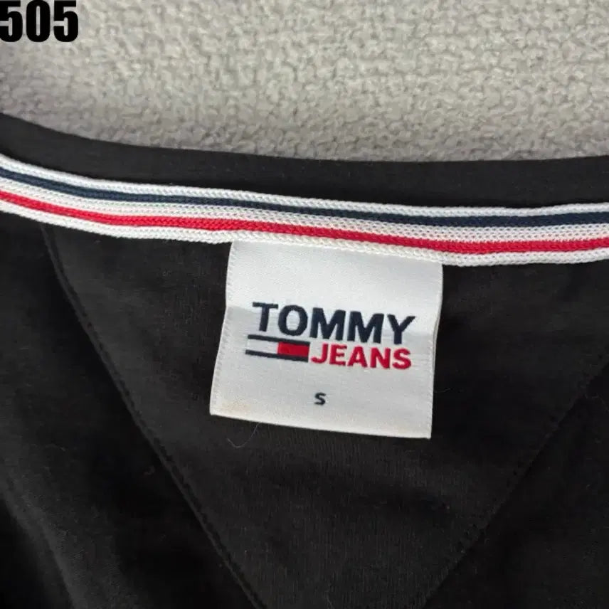 [BUNJANG] Tommy Hilfiger Black V-Neck T-Shirt / 타미힐피거 블랙 V넥 반팔 티셔츠