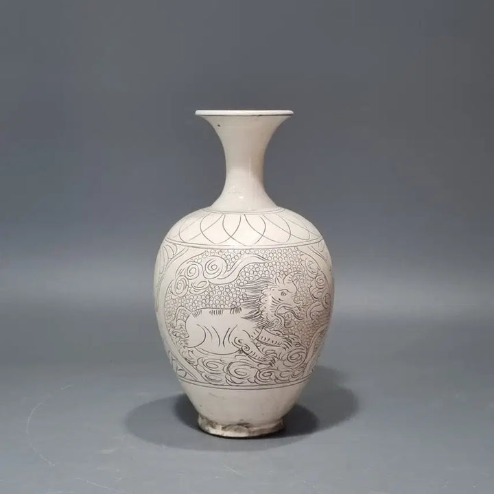 [BUNJANG] Shanxi Kiln White Glaze Carved Auspicious Beast Long-Necked Vase / 산서요 월백유각서수문장경병. 고26