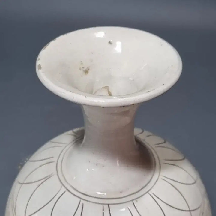 [BUNJANG] Shanxi Kiln White Glaze Carved Auspicious Beast Long-Necked Vase / 산서요 월백유각서수문장경병. 고26