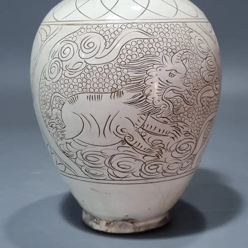 [BUNJANG] Shanxi Kiln White Glaze Carved Auspicious Beast Long-Necked Vase / 산서요 월백유각서수문장경병. 고26
