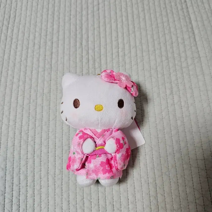 [BUNJANG] Sanrio Hello Kitty Kimono Doll Keychain Cherry Blossom Edition / 키티 기모노 인형 키링 벚꽃 에디션