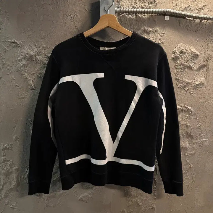 [BUNJANG] Valentino V Logo Print Sweatshirt Black / XS 발렌티노VALENTINO V로고 프린팅 스웻셔츠 블랙
