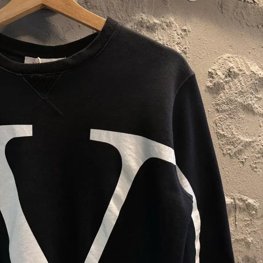 [BUNJANG] Valentino V Logo Print Sweatshirt Black / XS 발렌티노VALENTINO V로고 프린팅 스웻셔츠 블랙