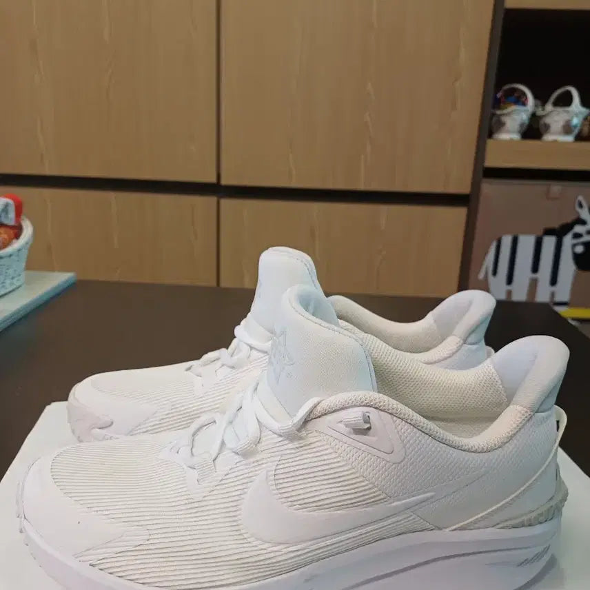 [BUNJANG] Nike White Running Shoes Sneakers 245 / 새상품 나이키  화이트 러닝화 운동화 245