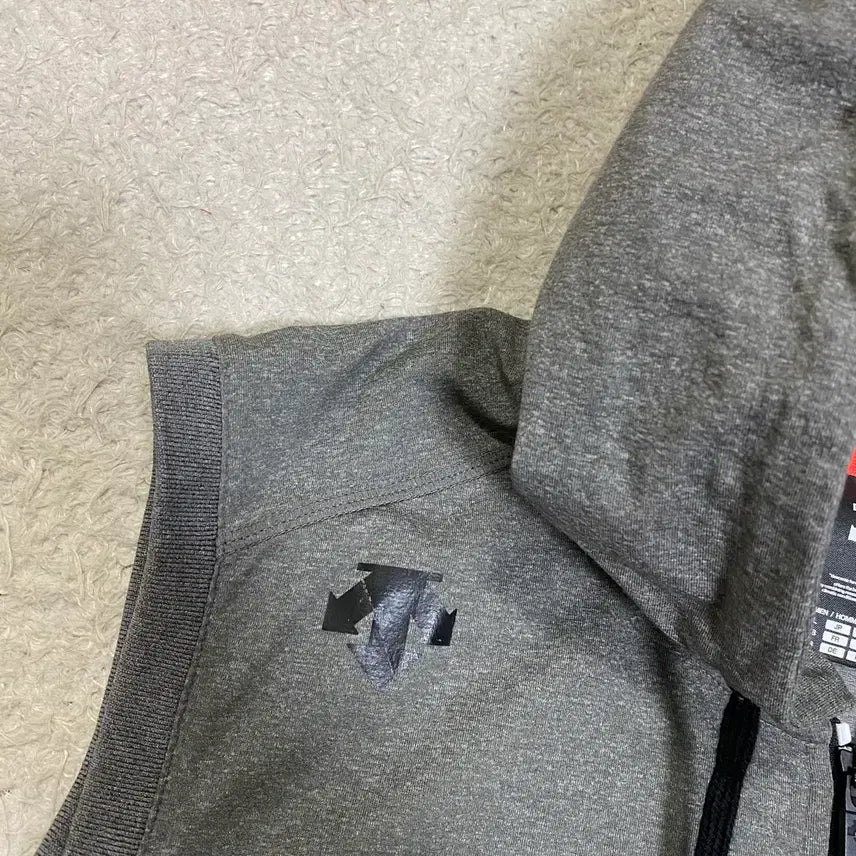 [BUNJANG] Descente Grey Hooded Vest 100 / 데상트 터프 회색 후드 조끼 100
