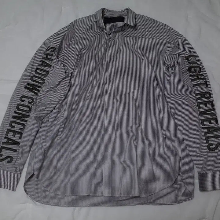 [BUNJANG] Juun.J Black Sleeve Lettering Embroidery Stripe Shirt / [44] 준지 (Juun.J) 블랙 소매 레터링 자수 스트라이프 셔츠