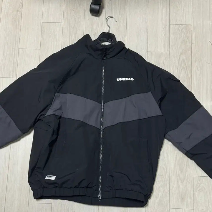 [SOLD OUT] 엄브로 레인저 윈드브레이커 웜업 자켓 블랙