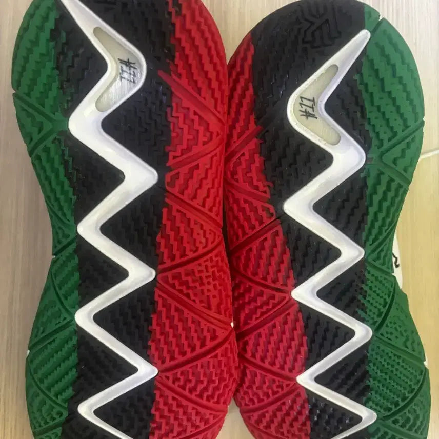 [BUNJANG] Nike Kyrie 4 Equality Basketball Shoes / 나이키 카이리4 EQUALITY 농구화