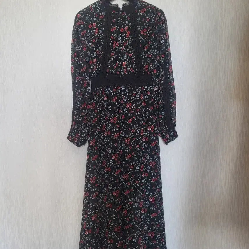 [BUNJANG] Imvely Black Flower Long Dress with Lace Detail / 임블리 블랙 플라워 롱 원피스 레이스 장식