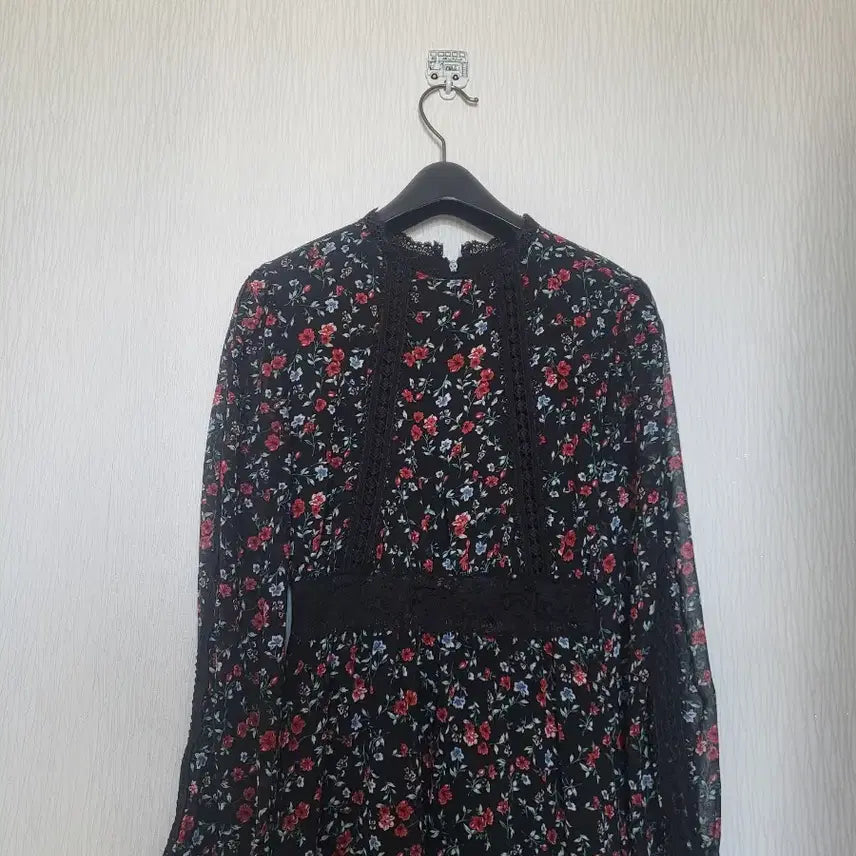 [BUNJANG] Imvely Black Flower Long Dress with Lace Detail / 임블리 블랙 플라워 롱 원피스 레이스 장식