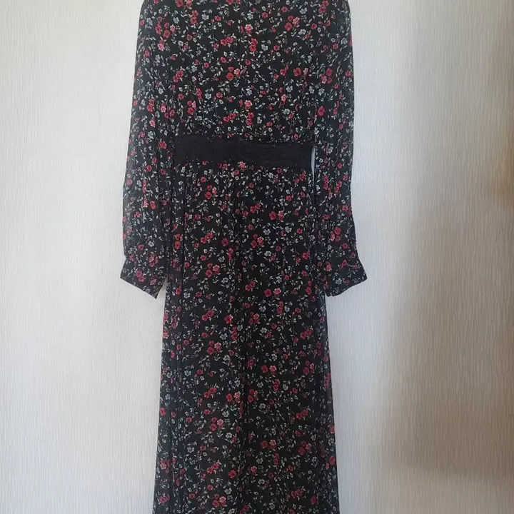 [BUNJANG] Imvely Black Flower Long Dress with Lace Detail / 임블리 블랙 플라워 롱 원피스 레이스 장식