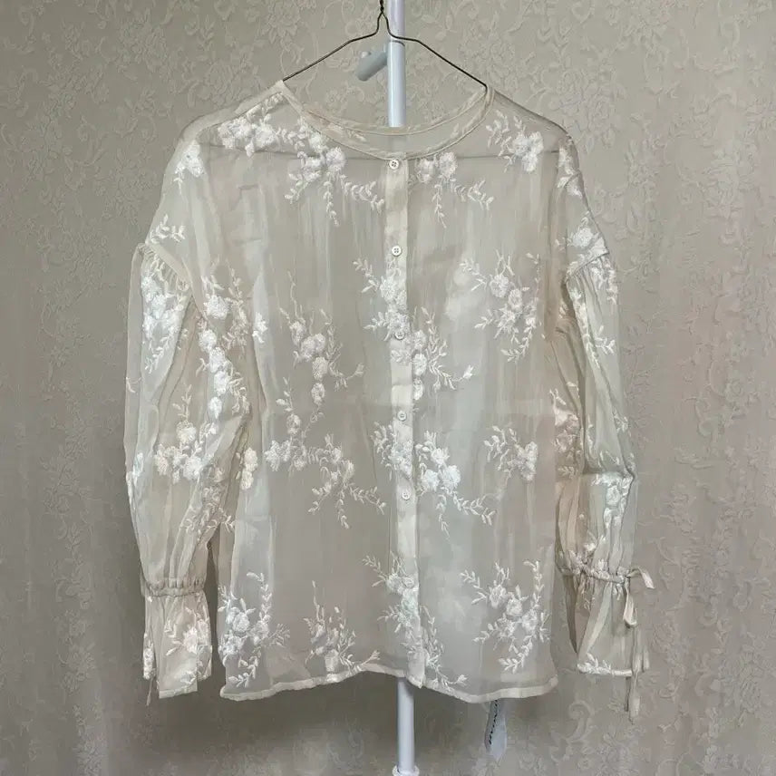[BUNJANG] Ivory Flower Embroidery Blouse with Punching Lace / 아이보리 플라워 자수 블라우스 펀칭 레이스