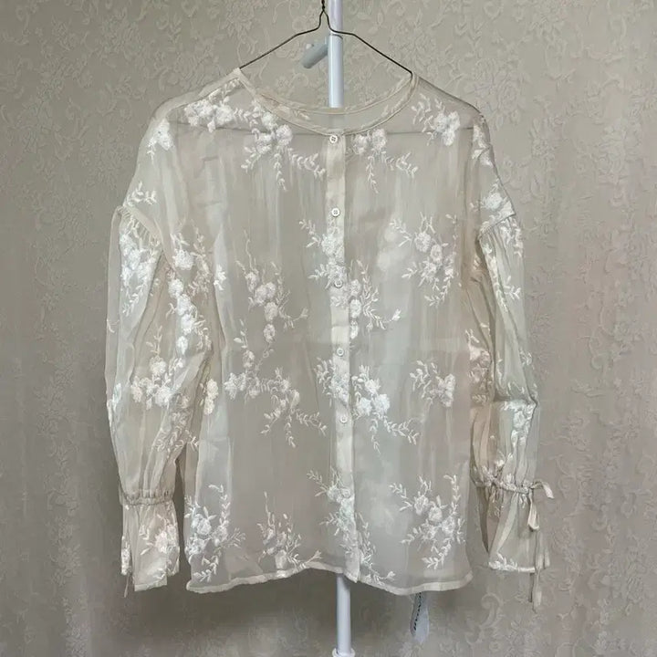 [BUNJANG] Ivory Flower Embroidery Blouse with Punching Lace / 아이보리 플라워 자수 블라우스 펀칭 레이스