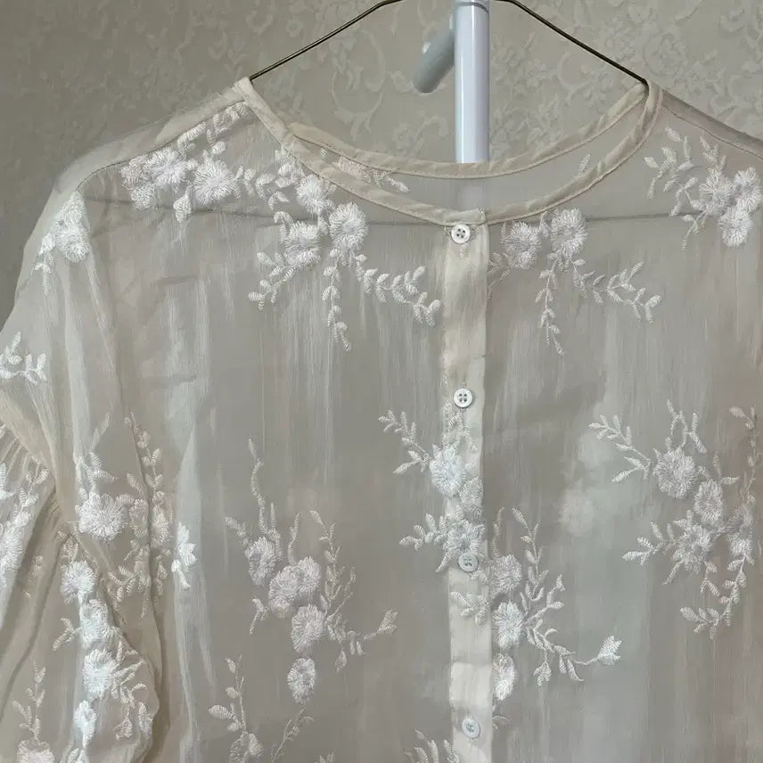 [BUNJANG] Ivory Flower Embroidery Blouse with Punching Lace / 아이보리 플라워 자수 블라우스 펀칭 레이스