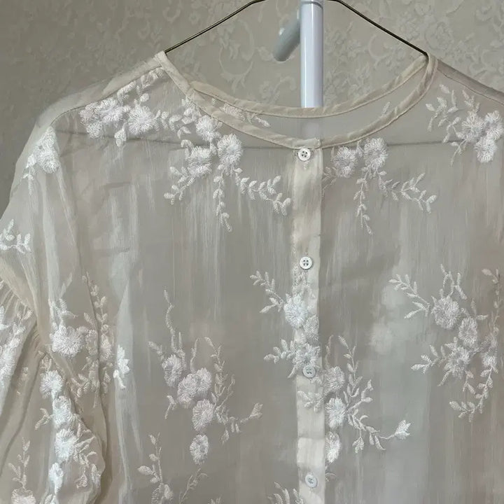 [BUNJANG] Ivory Flower Embroidery Blouse with Punching Lace / 아이보리 플라워 자수 블라우스 펀칭 레이스
