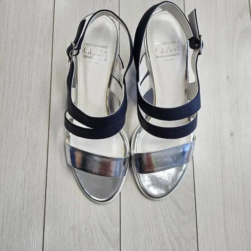 [BUNJANG] SODA Silver &amp; Navy Combination Heeled Sandals / 소다 샌들 36 1/2(235)