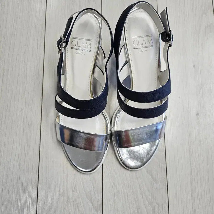 [BUNJANG] SODA Silver &amp; Navy Combination Heeled Sandals / 소다 샌들 36 1/2(235)