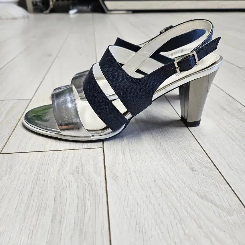 [BUNJANG] SODA Silver &amp; Navy Combination Heeled Sandals / 소다 샌들 36 1/2(235)