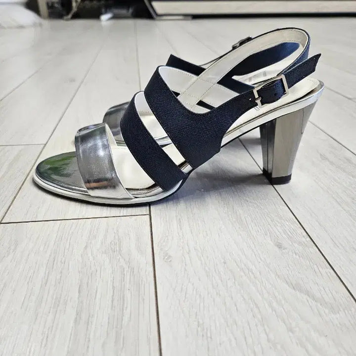 [BUNJANG] SODA Silver &amp; Navy Combination Heeled Sandals / 소다 샌들 36 1/2(235)