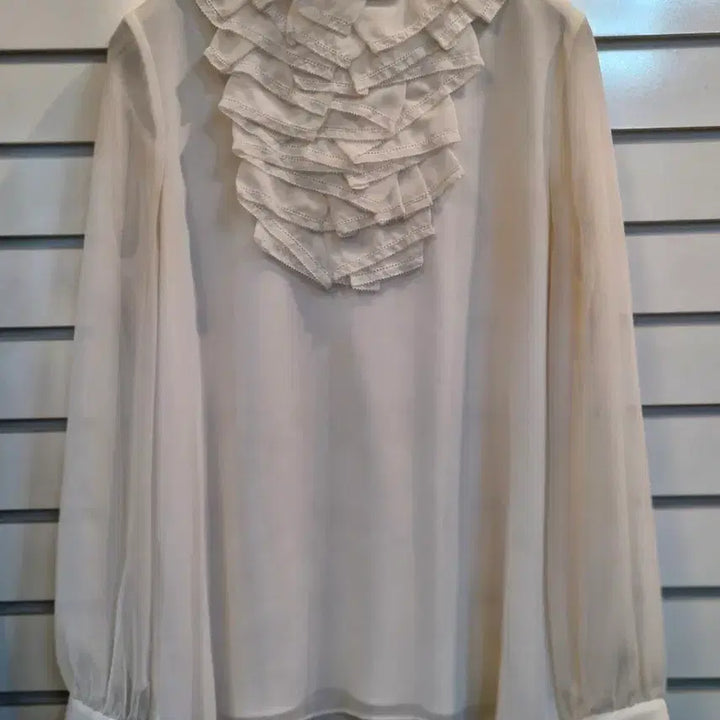 [BUNJANG] MOJO.S.PINE Ivory Frill Detail Blouse / 모조에스핀 아이보리 프릴 장식 블라우스