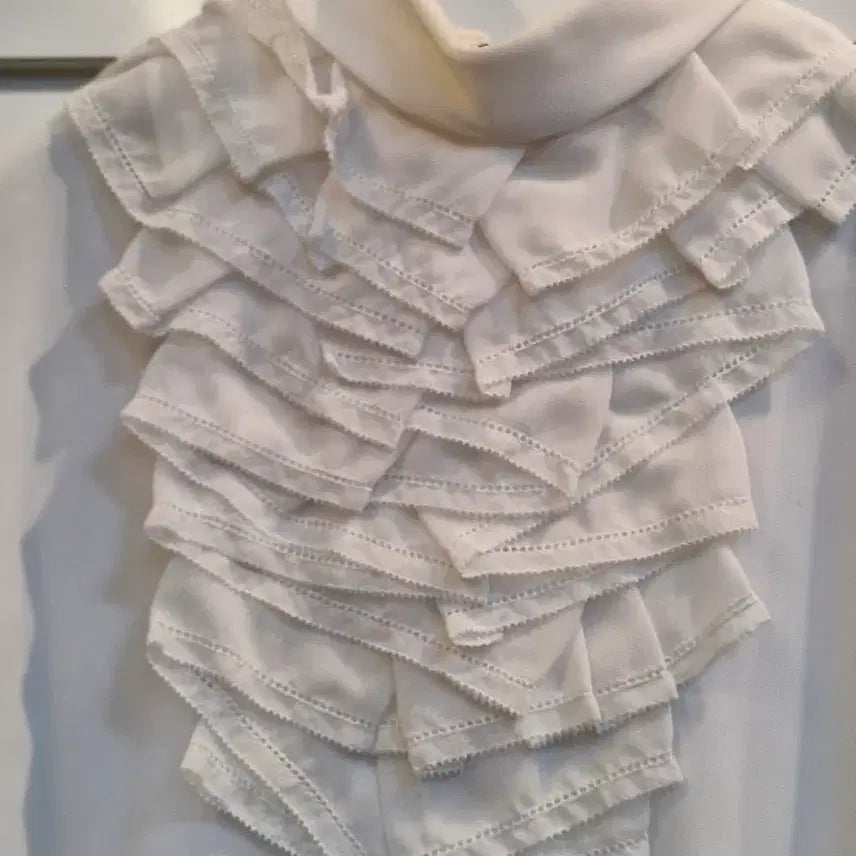 [BUNJANG] MOJO.S.PINE Ivory Frill Detail Blouse / 모조에스핀 아이보리 프릴 장식 블라우스
