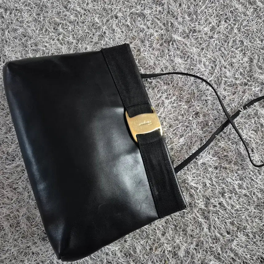 [BUNJANG] Salvatore Ferragamo Gancini Black Small Crossbody Bag / 페라가모 간치니 블랙스몰크로스백