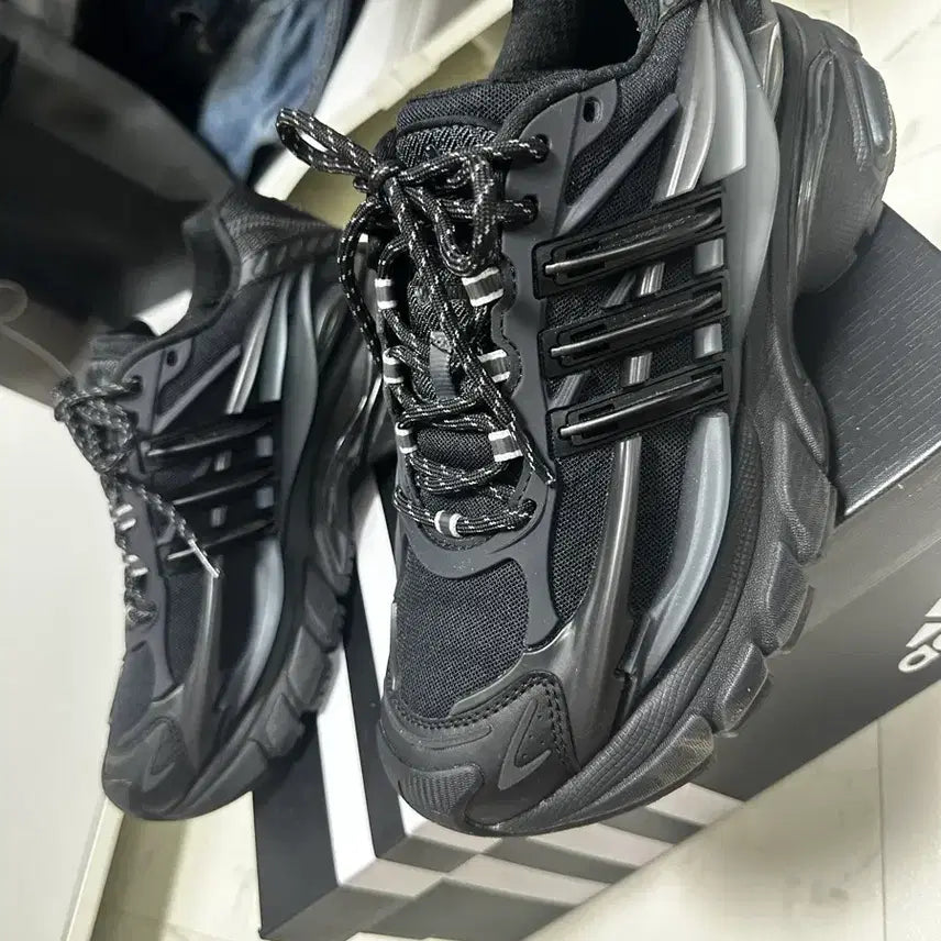 [BUNJANG] Adidas x Pharrell Williams Virginia Adistra Jellyfish Triple Black / 아디다스 x 퍼렐 윌리엄스 버지니아 아디스타 젤리피쉬 트리플 블랙 275
