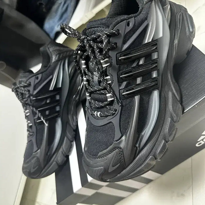 [BUNJANG] Adidas x Pharrell Williams Virginia Adistra Jellyfish Triple Black / 아디다스 x 퍼렐 윌리엄스 버지니아 아디스타 젤리피쉬 트리플 블랙 275