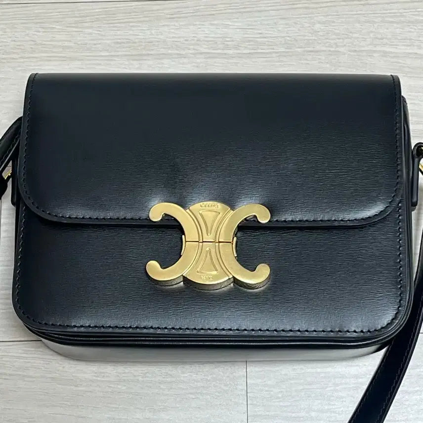 [BUNJANG] Celine Triomphe Classic Bag / 셀린느 트리옹프 클래식 틴