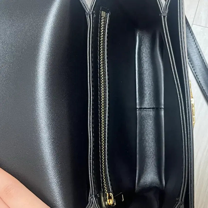 [BUNJANG] Celine Triomphe Classic Bag / 셀린느 트리옹프 클래식 틴