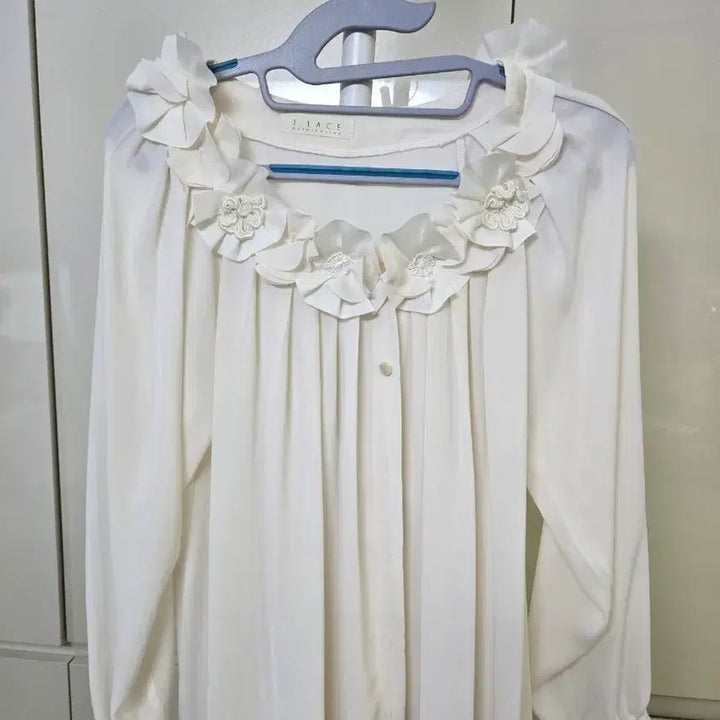 [BUNJANG] J.LACE Flower Embellished Blouse White / J.LACE 플라워 장식 블라우스 화이트