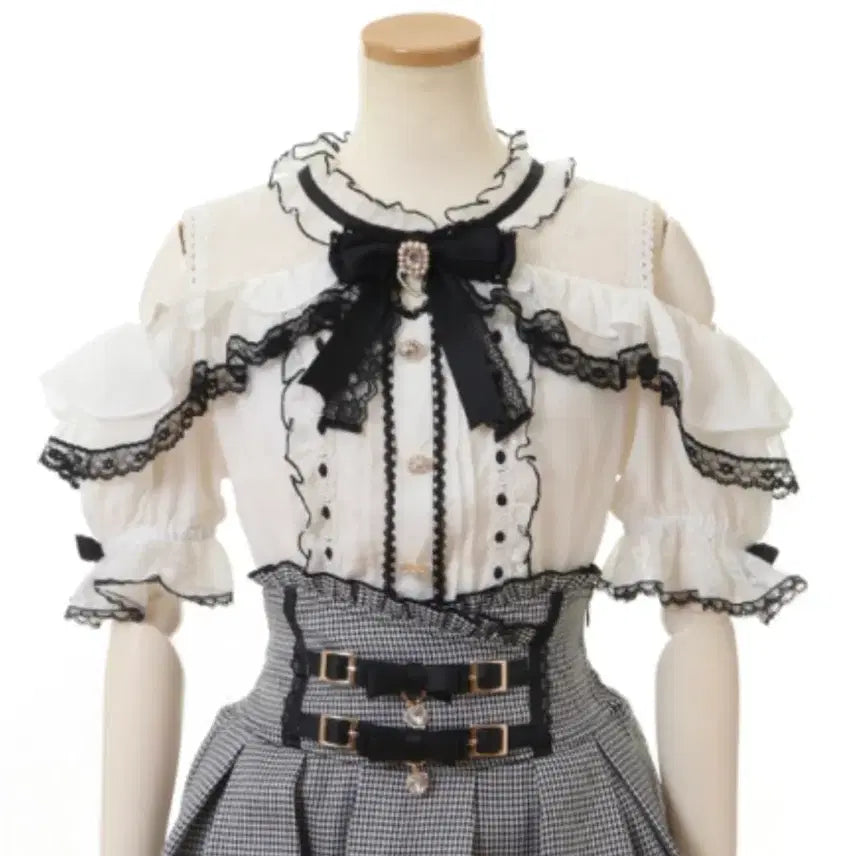 [BUNJANG] Lizlisa Off-Shoulder Black and White Short-Sleeve Blouse / 리즈리사 오프숄더 검흰 반팔 블라우스 판매 양산형 지뢰계 양지뢰