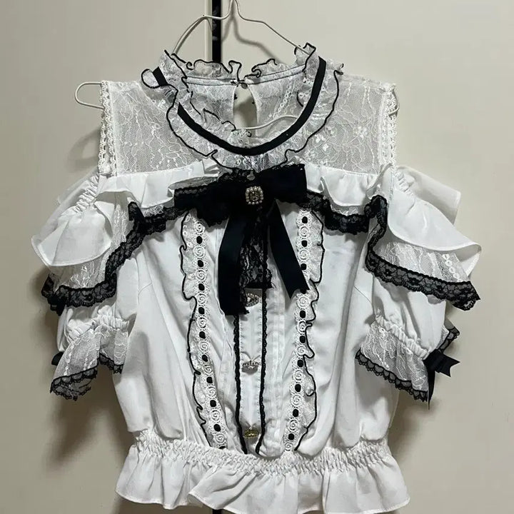 [BUNJANG] Lizlisa Off-Shoulder Black and White Short-Sleeve Blouse / 리즈리사 오프숄더 검흰 반팔 블라우스 판매 양산형 지뢰계 양지뢰