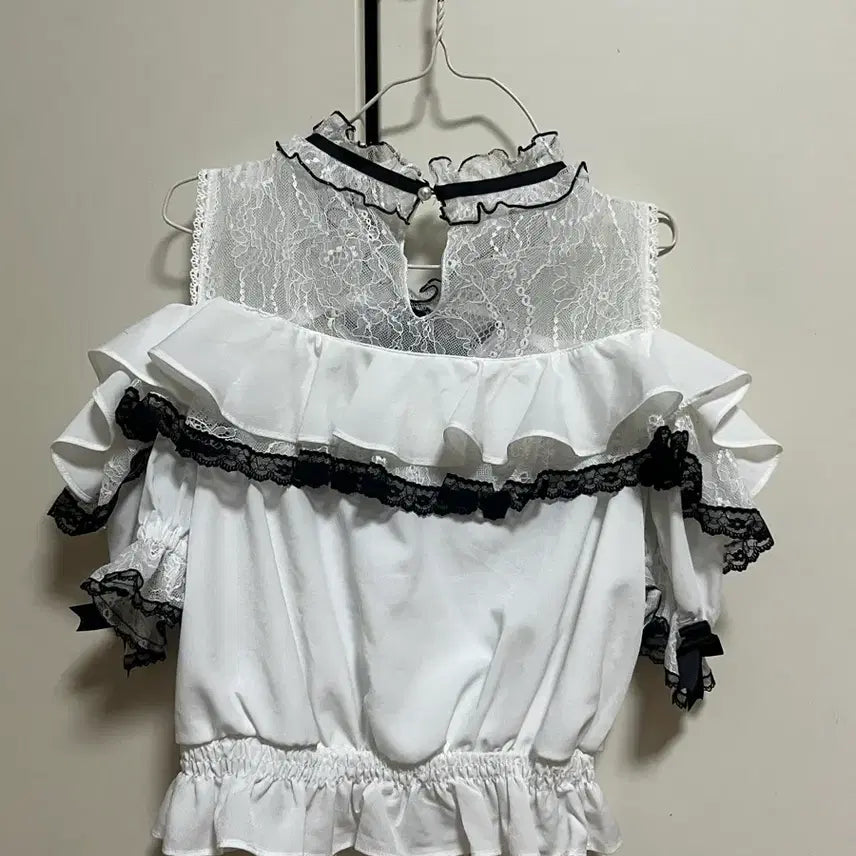 [BUNJANG] Lizlisa Off-Shoulder Black and White Short-Sleeve Blouse / 리즈리사 오프숄더 검흰 반팔 블라우스 판매 양산형 지뢰계 양지뢰