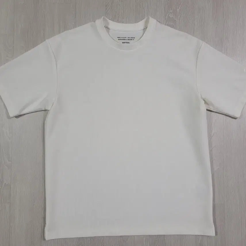 [BUNJANG] Series White T-Shirt (Size M) / 시리즈 티셔츠 M