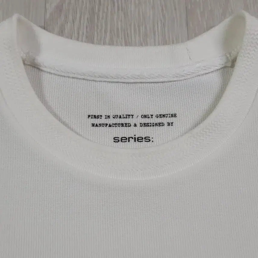 [BUNJANG] Series White T-Shirt (Size M) / 시리즈 티셔츠 M