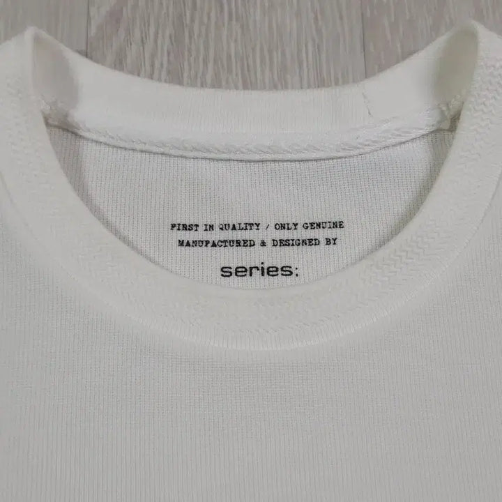 [BUNJANG] Series White T-Shirt (Size M) / 시리즈 티셔츠 M