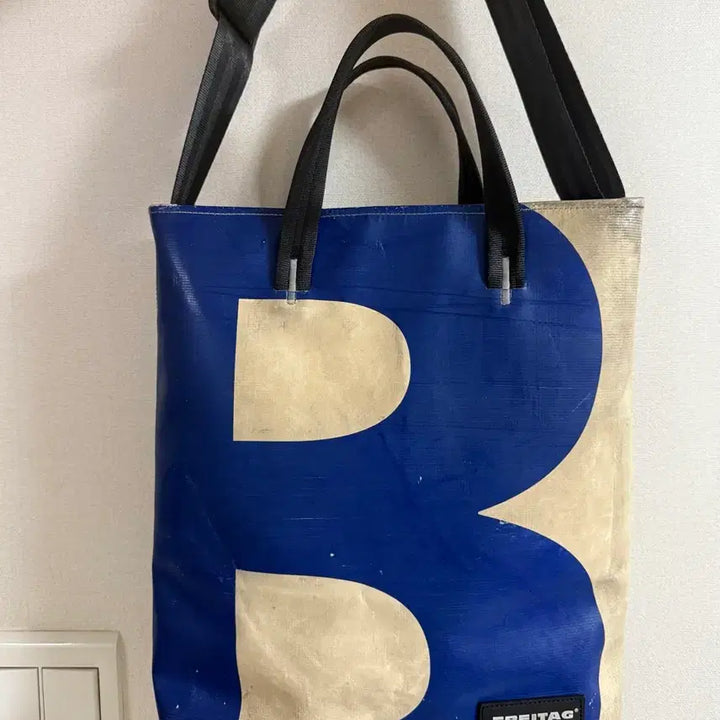 [BUNJANG] Freitag Leland White Blue Lettering Messenger Bag / 프라이탁 리랜드 화이트 블루 레터링