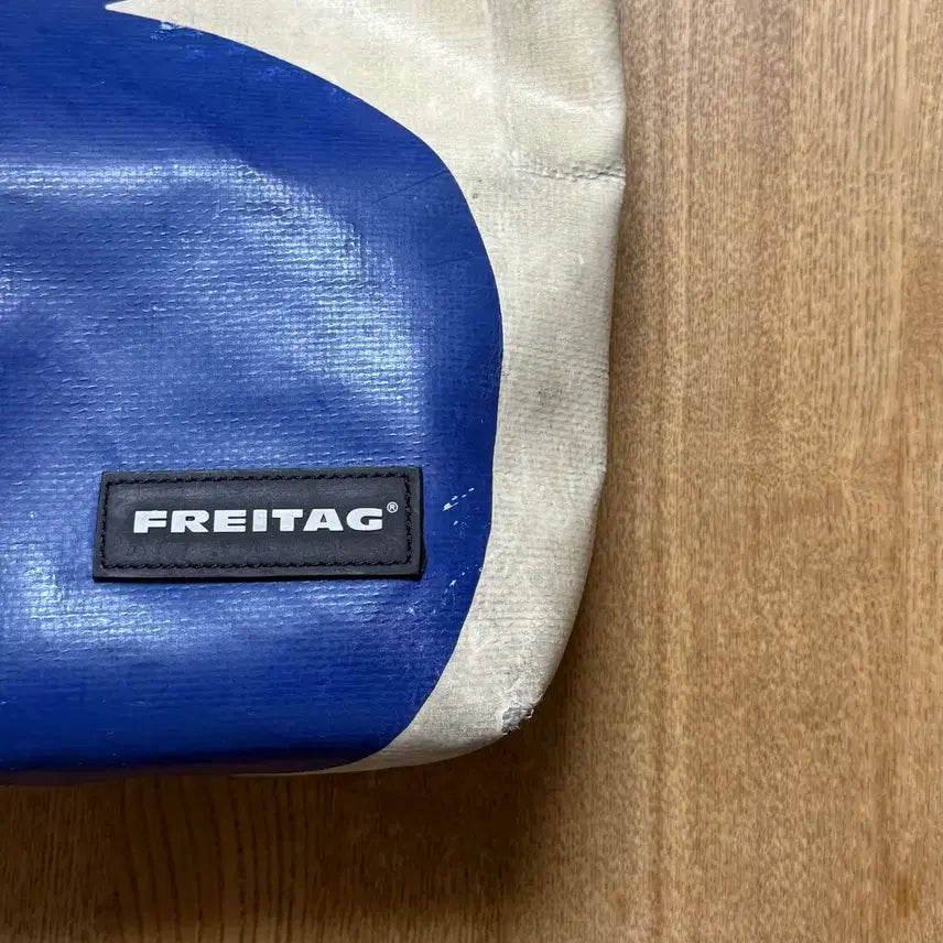 [BUNJANG] Freitag Leland White Blue Lettering Messenger Bag / 프라이탁 리랜드 화이트 블루 레터링