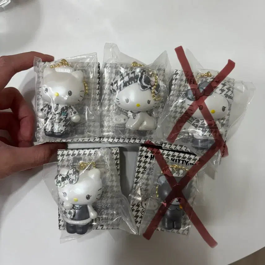 [BUNJANG] Sanrio Hello Kitty Monokuro Girly Mascot Keychain Houndstooth Tiny Charm / 산리오 헬로키티 모노쿠로 걸리 마스코트 키링 하운드투스 다니엘 챠미키티