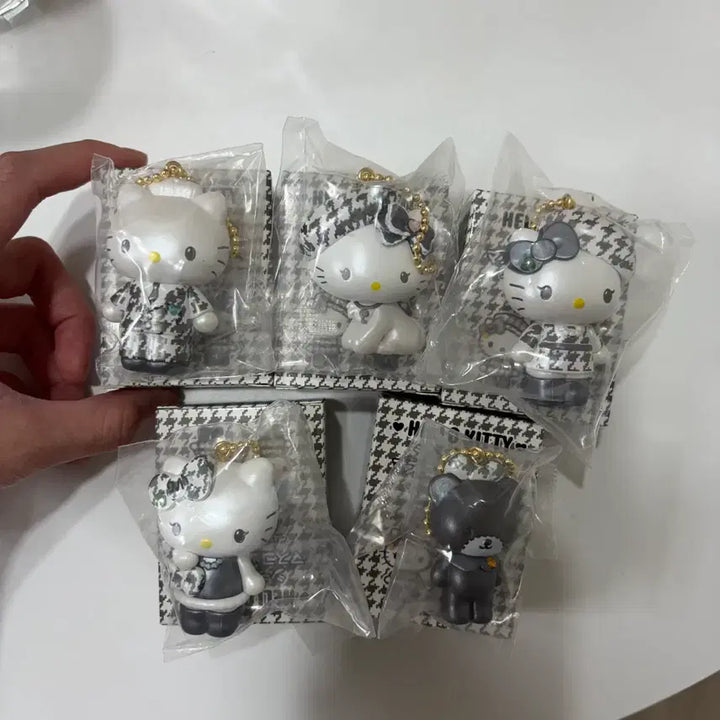 [BUNJANG] Sanrio Hello Kitty Monokuro Girly Mascot Keychain Houndstooth Tiny Charm / 산리오 헬로키티 모노쿠로 걸리 마스코트 키링 하운드투스 다니엘 챠미키티