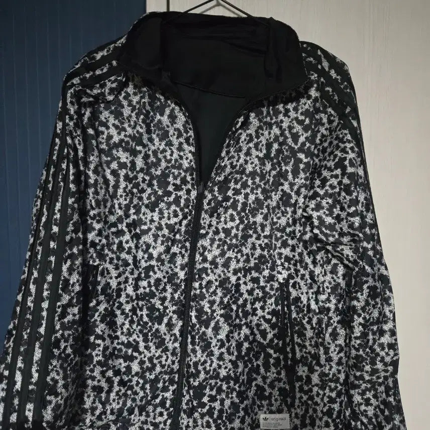 [BUNJANG] Adidas Reversible Leopard Windbreaker Jacket / 아디다스 리버서블 바람막이 레오파드