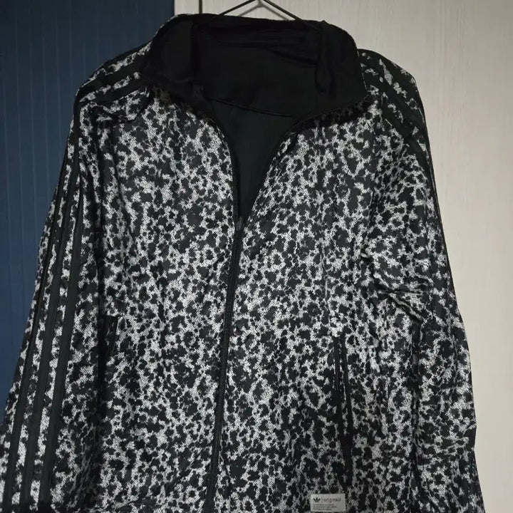 [BUNJANG] Adidas Reversible Leopard Windbreaker Jacket / 아디다스 리버서블 바람막이 레오파드