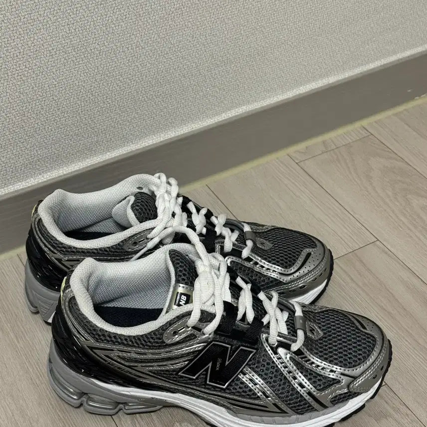 [BUNJANG] New Balance U1906RCG Silver Metallic Sneakers (Size 225) / 뉴발란스 U1906RCG 실버 메탈릭(225)