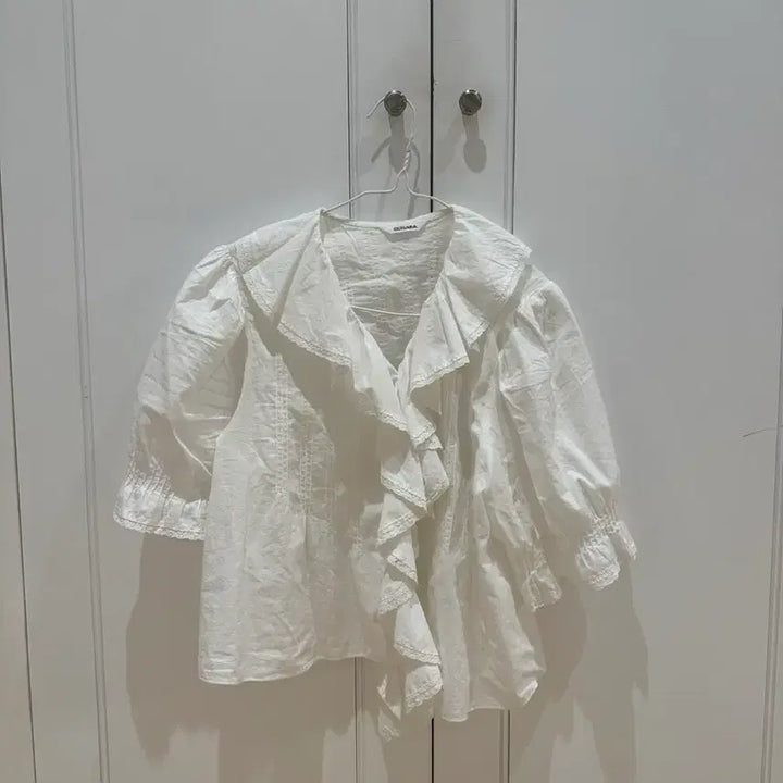 [BUNJANG] Ouilara Cecillia Ruffle Blouse - White / ouilara 러플 블라우스