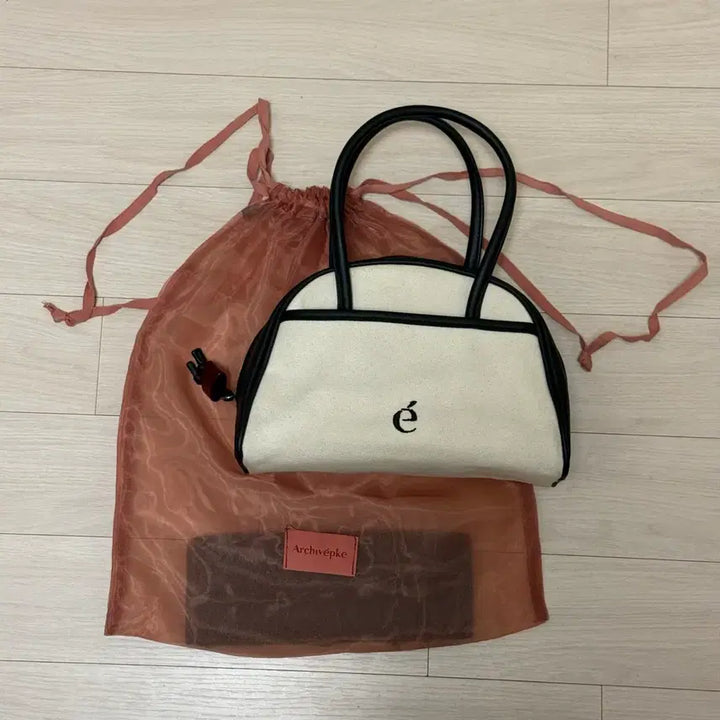 [BUNJANG] Archive Appke Mini Bowling Bag Ivory + Black / 아카이브앱크 미니볼링백(더스트백 포함) 아이보리+블랙 판매합니다.